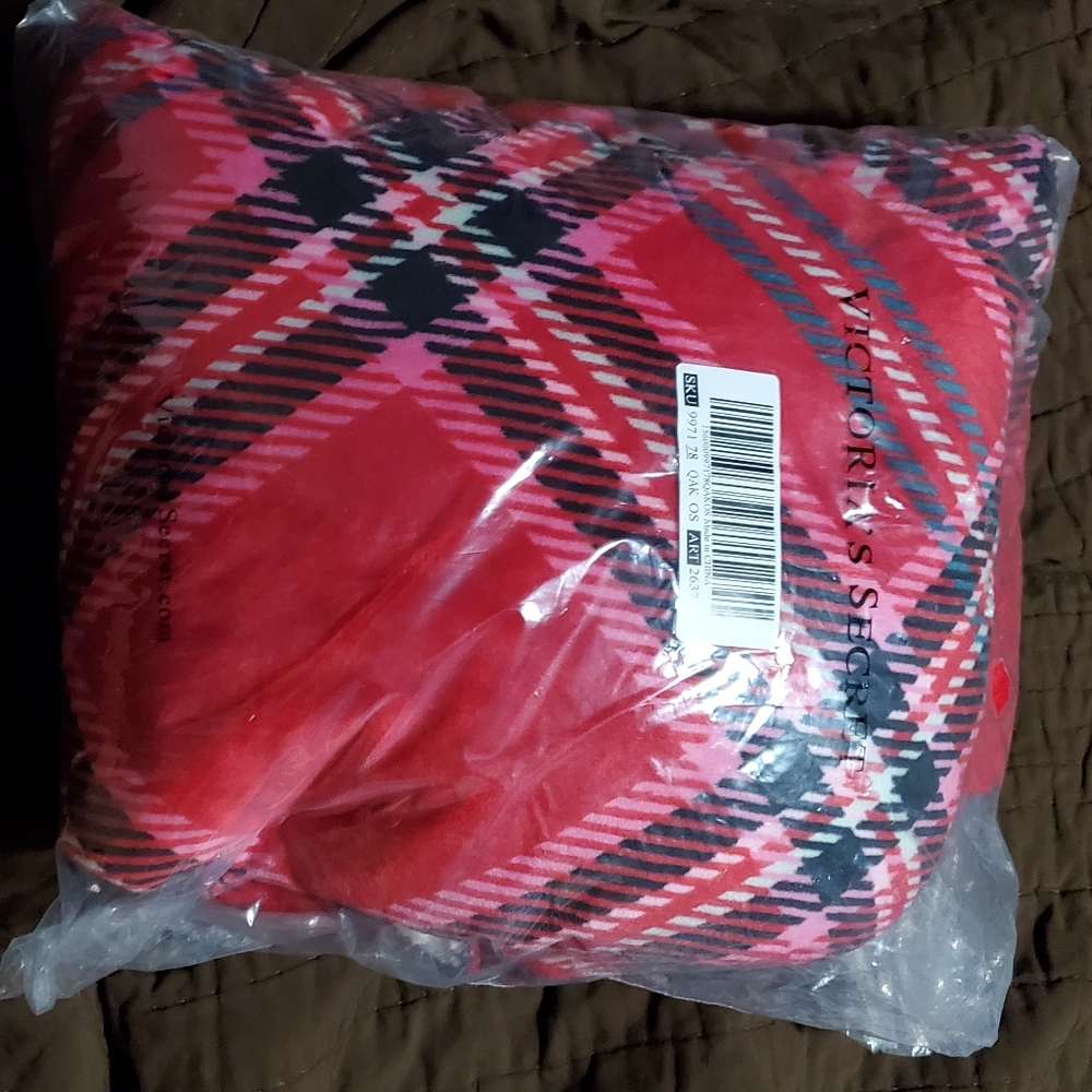 NWT Victoria's Secret Plaid Sherpa Blanket